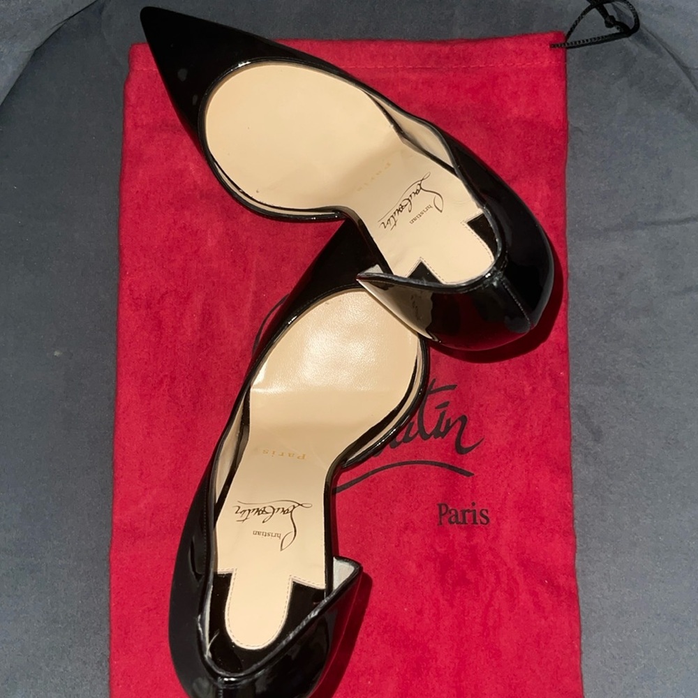 Size 40, worn twice. Authentic